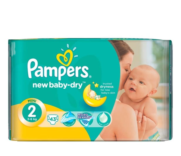 zakładanie pieluchomajtek pampers