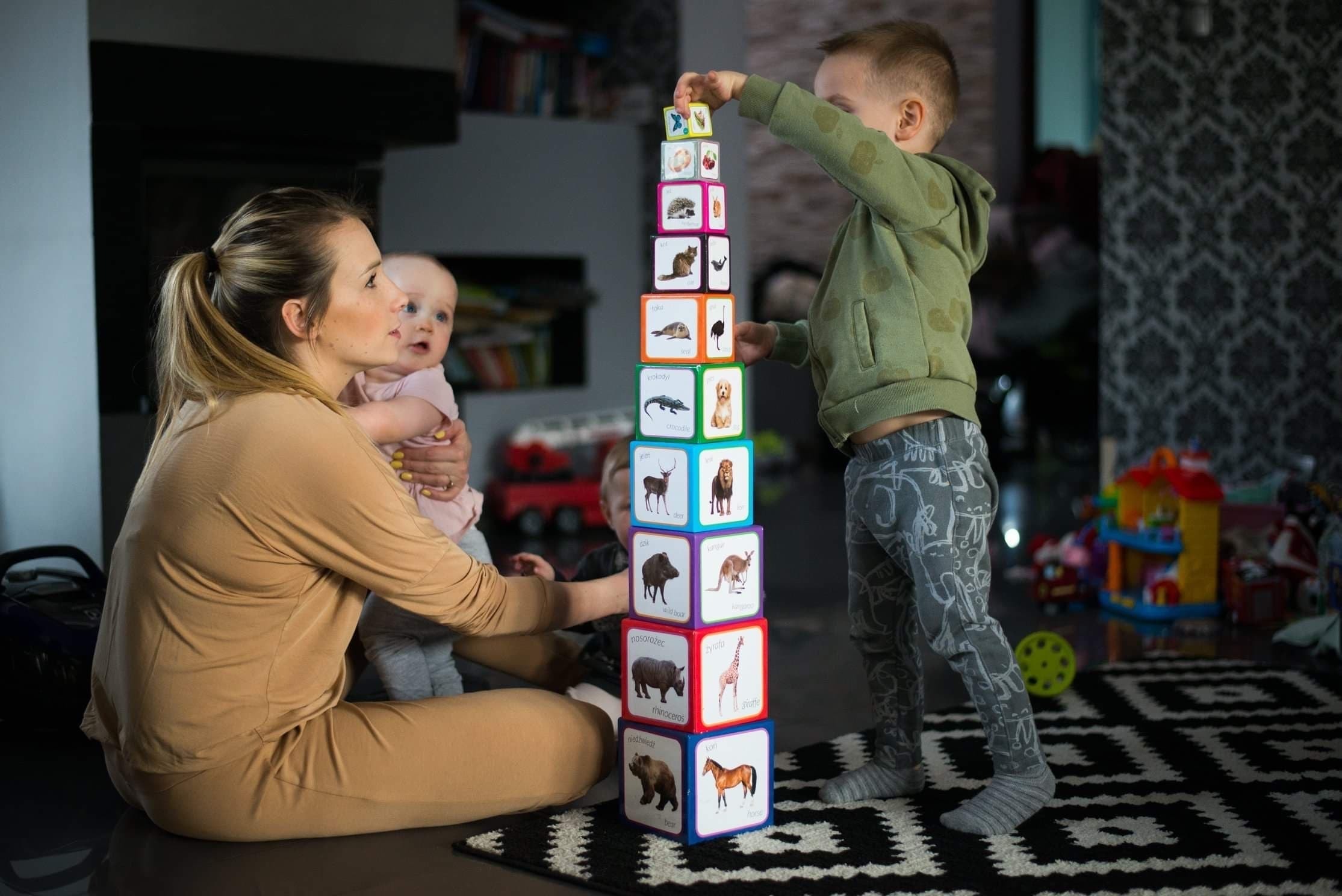 jak zakladac lezacemu pieluchomajtki